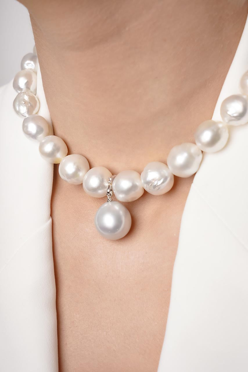 Queen Baroque pearl necklace